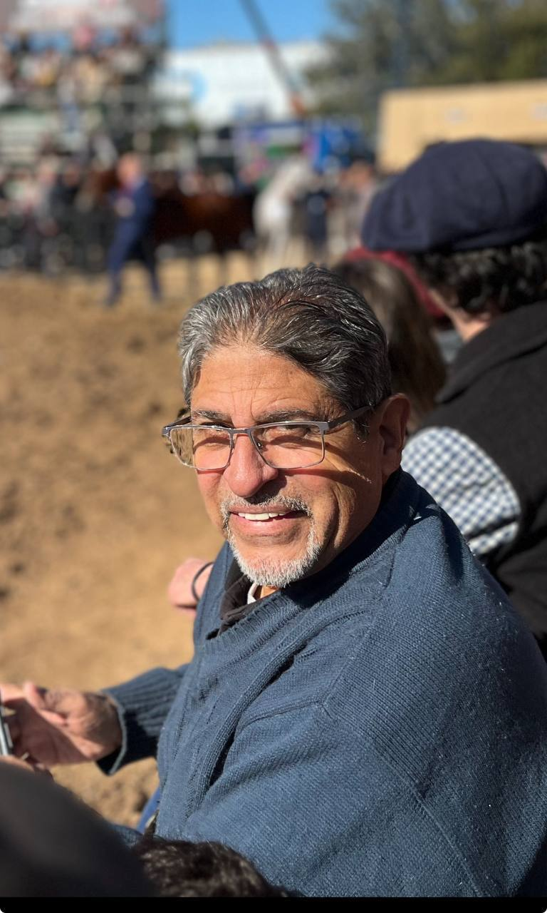 Raúl Videla sonriendo en un evento al aire libre